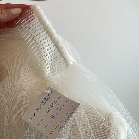 Cathedral lace trim veil - Picture 4 of 4